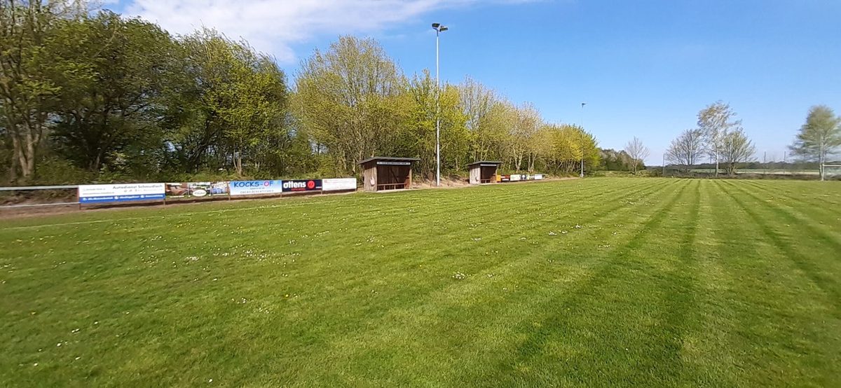 Fußballplatz mit Tor am Sportheim Zum Glind