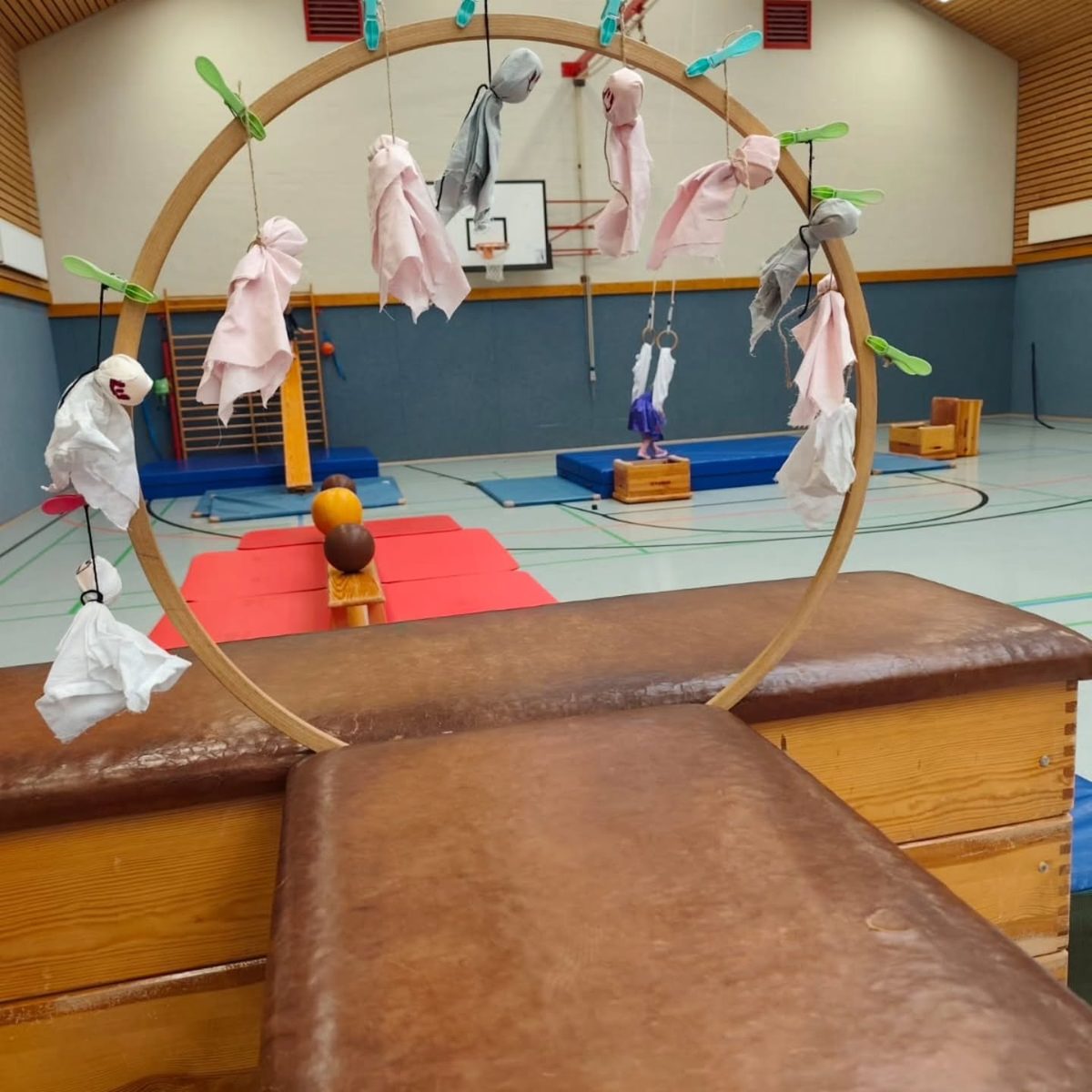 Turnkids des TuS Mulmshorn an den Geräten in der Turnhalle