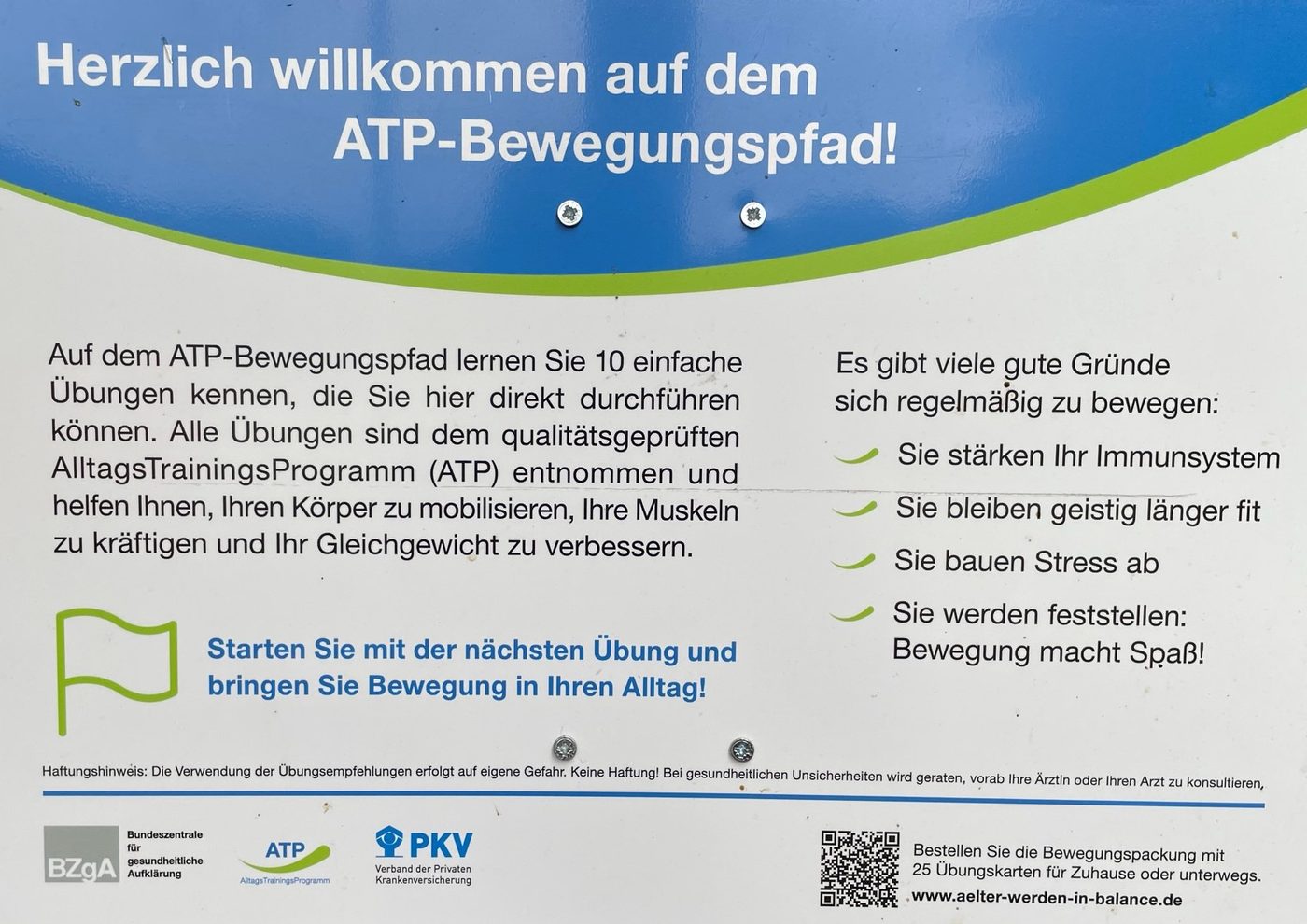 Infotafel des ATP-Bewegungspfads am Sportplatz Mulmshorn – 10 einfache Übungen für den Alltag